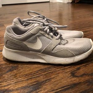 Gray nikes🖤